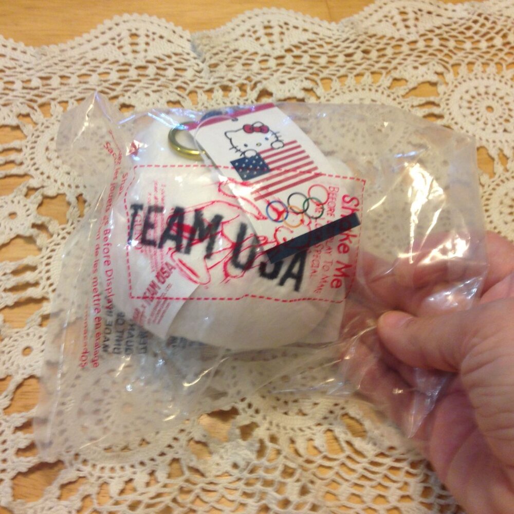 Collectible Hello Kitty Team USA keychain - Picture 3 of 3
